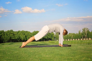 Yoga yapan genç adam.