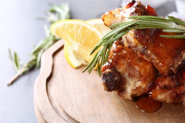 Lezzetli domuz kaburga 