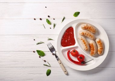 Lezzetli ızgara sosis ile kompozisyon 