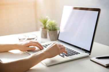 Internet tarama için dizüstü bilgisayar kullanan kadın 