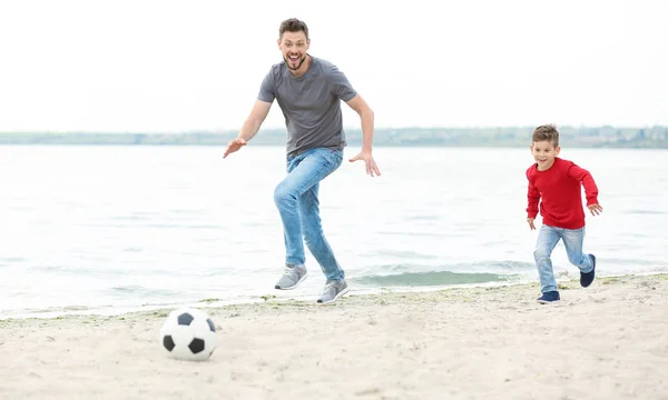 Pai e filho jogando futebol — Fotografia de Stock