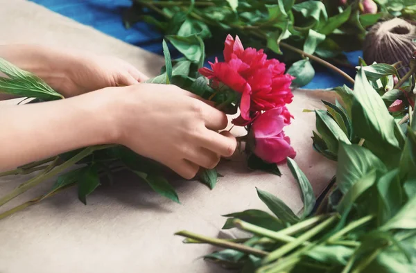 Fleuriste femme faisant bouquet — Photo