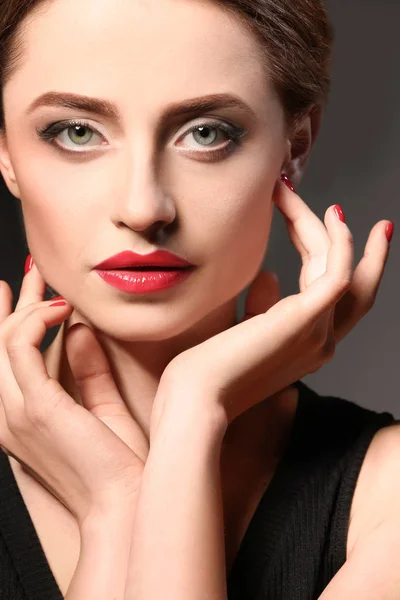 Hermosa joven con labios brillantes sobre fondo oscuro, primer plano — Foto de Stock