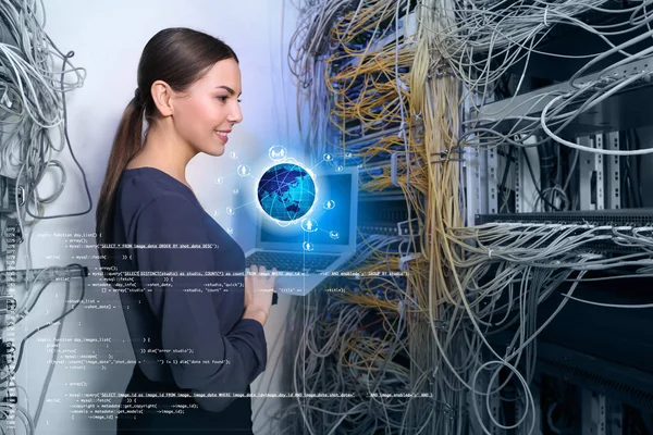 Concetto Sistemi Informativi Gestione Giovane Ingegnere Con Laptop Sala Server — Foto Stock