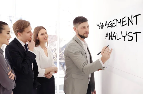 Concept d'analyste en management. Formateur d'entreprise avec équipe de managers lors d'une conférence au bureau — Photo