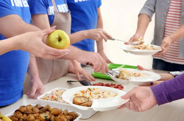 Volunteers serving food to homeless — Stock Photo, Image