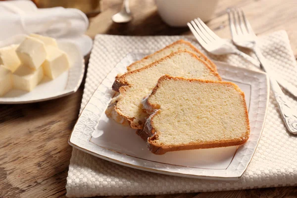 Смачний нарізаний масляний торт — стокове фото
