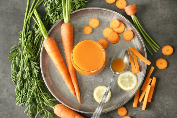 Hausgemachter Saft, Zitronen- und Karottenscheiben — Stockfoto