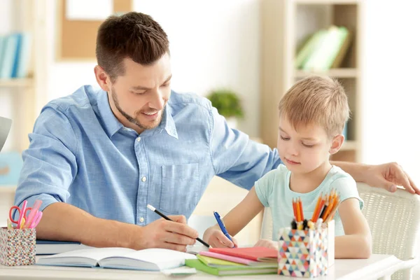 Отец и сын делают домашнее задание — стоковое фото