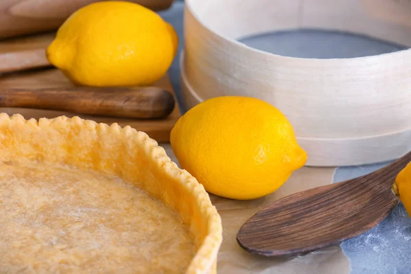 Пустой пирог и лимоны — стоковое фото