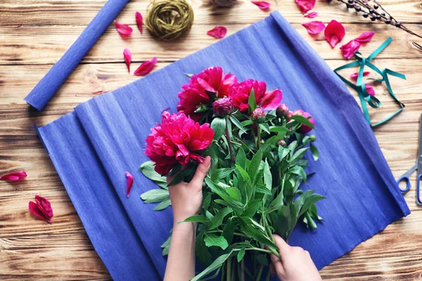 花束を作る女性の花屋 — ストック写真