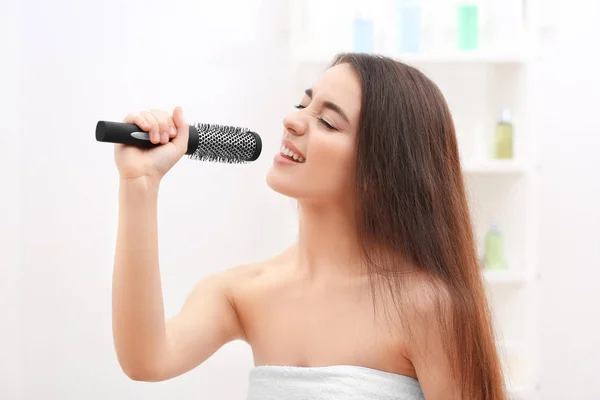 Mujer emocional cantando en el baño —  Fotos de Stock
