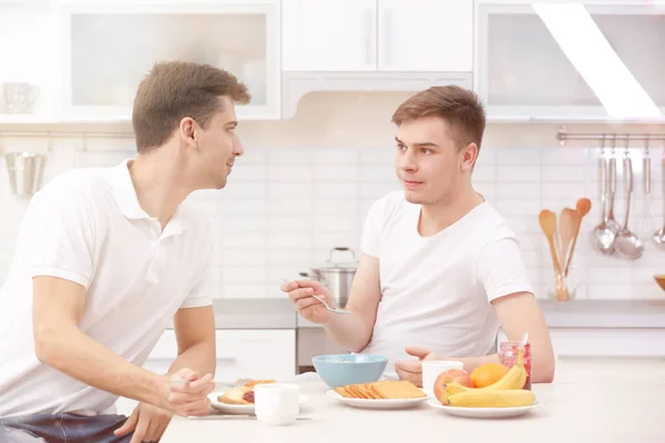 Gay couple avoir petit déjeuner — Photo
