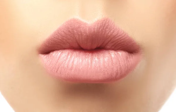 Jeune femme avec maquillage naturel des lèvres, gros plan — Photo