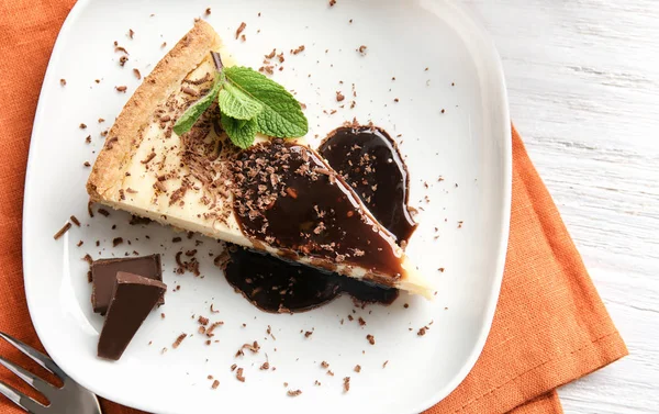 Köstlicher Käsekuchen und Schokolade — Stockfoto