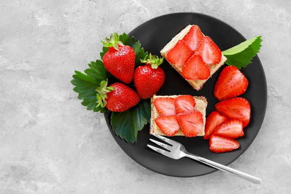 イチゴと自家製ケーキ — ストック写真