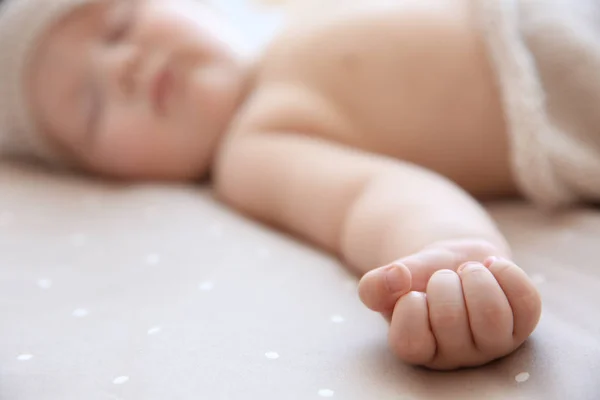 Lindo bebé durmiendo en la cama en casa, primer plano —  Fotos de Stock