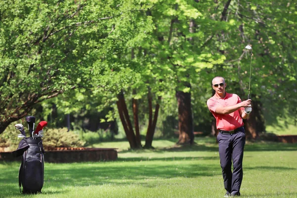 Hombre joven jugando al golf en el campo en un día soleado —  Fotos de Stock