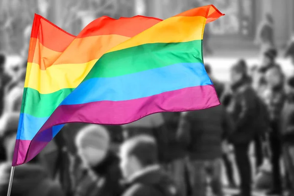 Прапор гомосексуалістів і натовп людей — стокове фото
