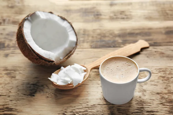 Чашка вкусного кокосового кофе — стоковое фото