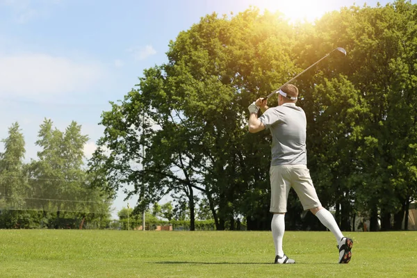 Young man playing golf on course in sunny day — Stock Photo, Image