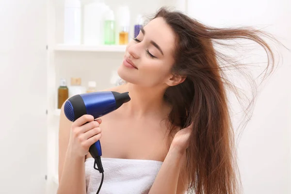 Mulher secando o cabelo após o chuveiro — Fotografia de Stock