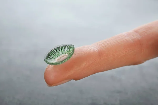 Doigt féminin avec lentille de contact, gros plan — Photo