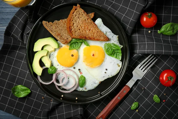 Huevos con tostadas, cebolla y aguacate —  Fotos de Stock