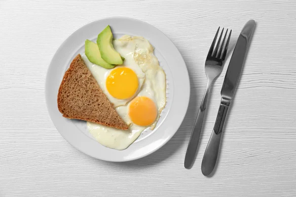 Frühstück mit zu einfachen Eiern — Stockfoto