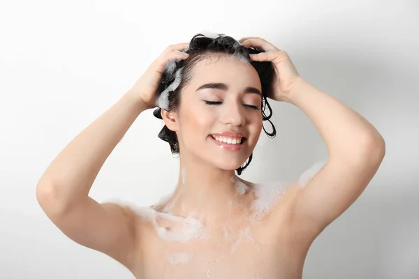 Молода жінка миє волосся — стокове фото