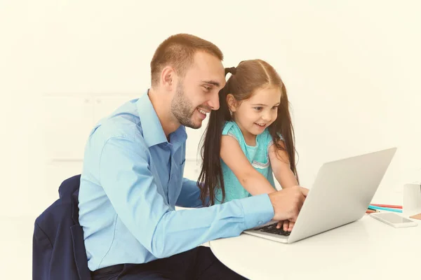 Père et fille en utilisant un ordinateur portable pour naviguer dans le magasin en ligne à la maison. Concept d'achat en ligne — Photo