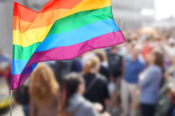 Ondeando bandera gay y multitud de personas — Foto de Stock