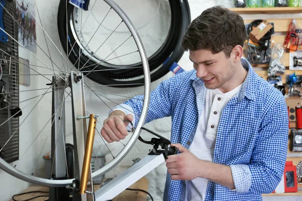 Orang yang bekerja di toko reparasi sepeda — Stok Foto