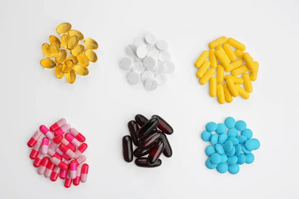 異なるカラフルな錠剤と組成 — ストック写真