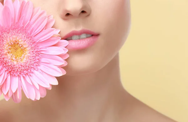 Mujer con labios maquillaje y flor — Foto de Stock