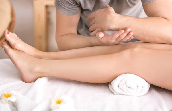 Mujer teniendo piernas masaje —  Fotos de Stock