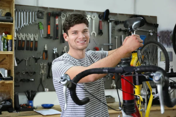 Bisiklet tamir dükkanında çalışan adam — Stok fotoğraf