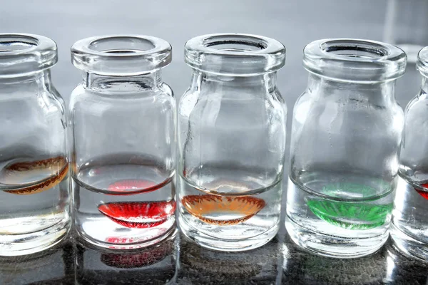 Flaskor med kontaktlinser — Stockfoto