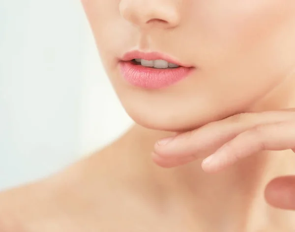 Vista de cerca de la hermosa mujer joven con maquillaje de labios naturales — Foto de Stock