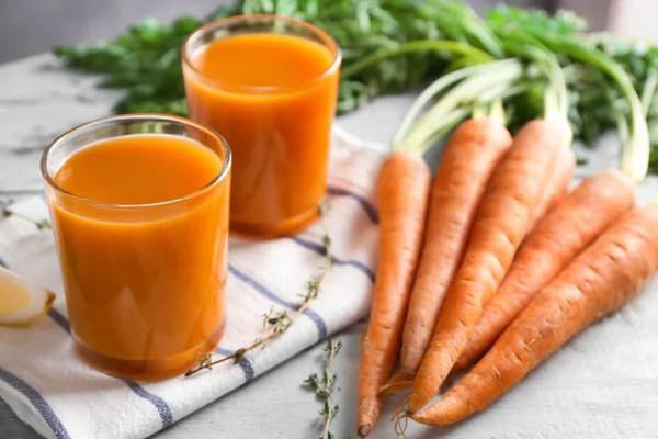 Glasögon av färsk pressad juice — Stockfoto