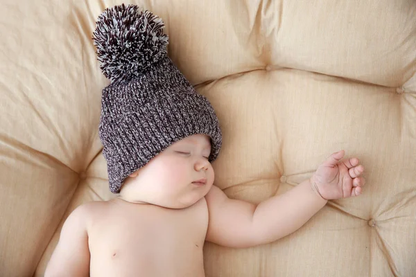 Bebé bonito dormindo no salão em casa — Fotografia de Stock