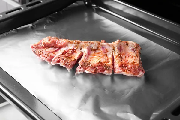 Baking tray with raw pork ribs — Stock Photo, Image