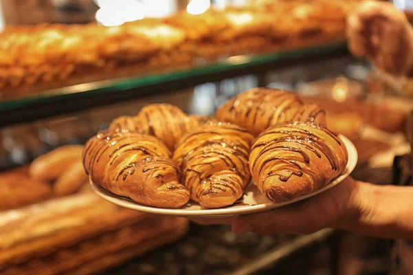 Frau hält Teller mit Bäckerei — Stockfoto