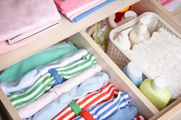 Шкаф с одеждой и предметами первой необходимости — стоковое фото