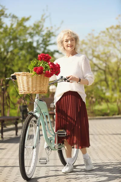 Mulher bonita com bicicleta — Fotografia de Stock