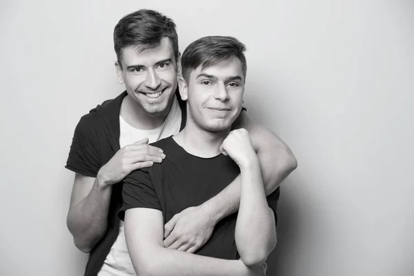 Para gejów na szary — Zdjęcie stockowe