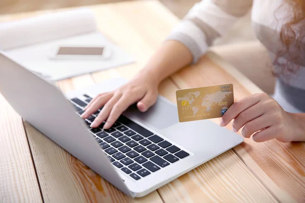 Nő hitelkártyával és laptoppal — Stock Fotó