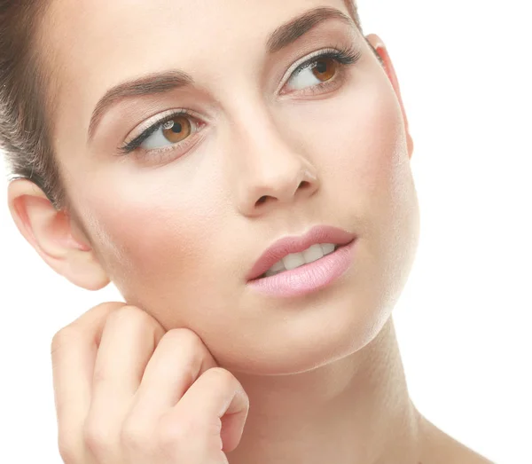 Nahaufnahme Ansicht der schönen jungen Frau mit natürlichen Lippen Make-up berühren Gesicht auf weißem Hintergrund — Stockfoto