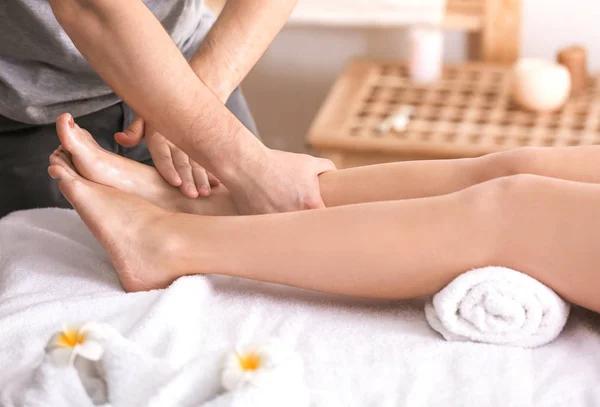 Mujer teniendo piernas masaje — Foto de Stock