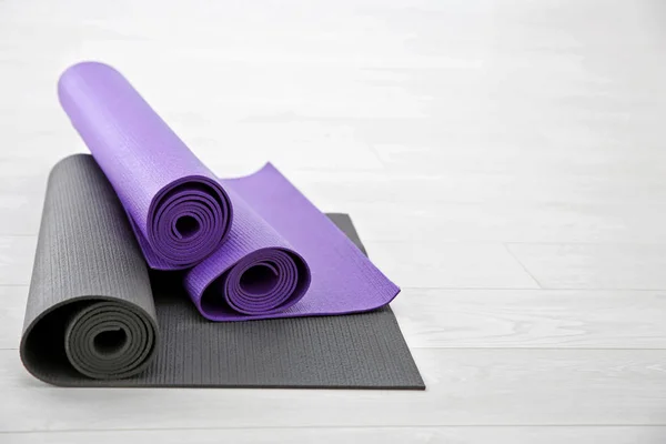 Tapetes de ioga roxo e preto — Fotografia de Stock